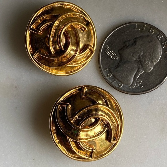 Host pick Authentic Vintage Chanel gold plated Clip on earrings - Picture 11 of 17